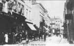 Mons : rue des Capucins. Nous nous trouvons dans la rue des Capucins. Admirez  gauche la magnifique enseigne de lhorlogerie du Grand Cadran et,  ct, celle bien typique du dbit de tabac de Camille Flament. 