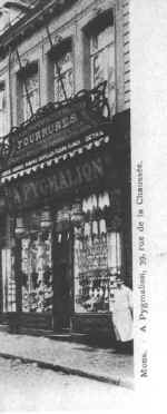 Mons : rue de la Chausse. Nous nous trouvons au n 39 de la rue de la Chausse, rue dj trs commerante au dbut du sicle. Voici un bel exemple de la faon de voir les choses en ce dbut de sicle en ce qui concerne les vitrines des magasins, ici le magasin A Pygmalion. 