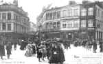 Mons : Passe-temps favori des Montois et Montoises sur la Grand' Place au cours des dimanches ensoleills.