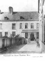 Mons : cour intrieure du Couvent des Ursulines. En 1798, les biens de la communaut furent saisis par le pouvoir rvolutionnaire pour y installer le sige de l'Ecole Centrale du Dpartement de Jemappes. En 1803, lors du rtablissement du culte par Napolon, les soeurs purent rintgrer leur proprit mais la construction des fortifications en 1817 puis l'tablissement de la voie ferre en 1840 en amputrent une bonne partie.